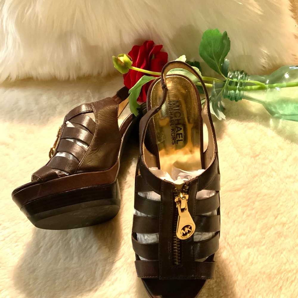NWOT MICHEAL KORS - Brown platform sandal. Sz 5m